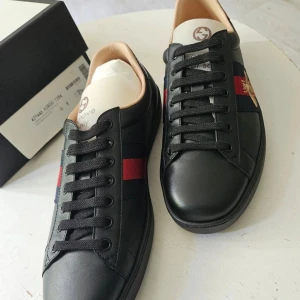 Gucci Ace - Svarta Gucci Ace som aldrig är använda (helt nya). Passar perfekt till allting! Hojta till vid minsta lilla! 😇