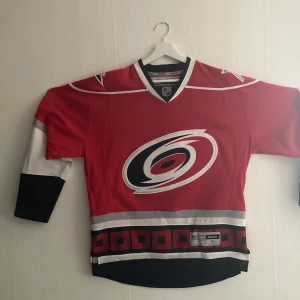 Carolina Hurricanes tröja – NHL tröja - Säljer en officiellt licensierad NHL-tröja från Carolina Hurricanes Tillverkad av Reebok i storlek Small (S).  Gerbe tryckt på ryggen han spela i Carolina 2013-2016