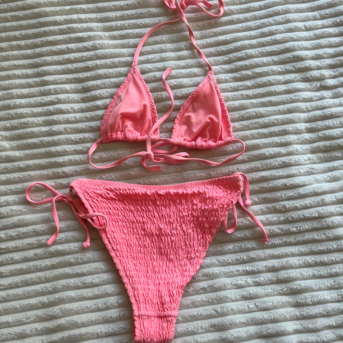 Rosa bikini med smock och knyt - 1
