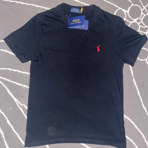 Svart t-shirt från Polo Ralph Lauren - Jag säljer en svart ralph lauren t shirt för en jätte bra pris med storlek M, tröjan är helt ny och oanvänd, fraktas inom 24 timmar och vid frågor är det bara att skriva till mig o jag kommer svara så snabbt jag ser meddelandet 