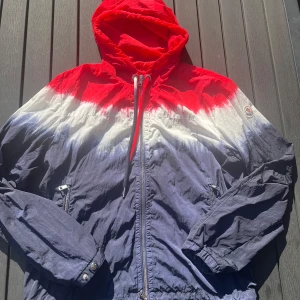 Moncler windbreaker - Säljer en snygg och sällsynt windbreaker i mycket fint skick. Storlek 2 vilket motsvarar S/M