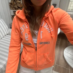 Hollister zip - En zip från Hollister i storlek XS. Tröjan är u väldigt fint skick. Se liknande zip i min profil! Fri frakt tom 27/7. E41