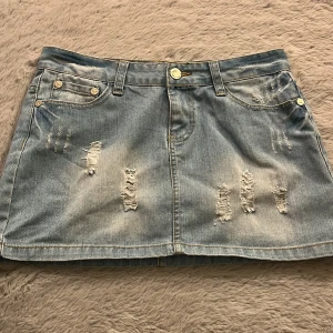 Lågmidjad jeanskjol - Så snygg ljusblå jeans kjol. Midjemått: 41 cm.  Längst ner tvärs över: 53 cm💕💕