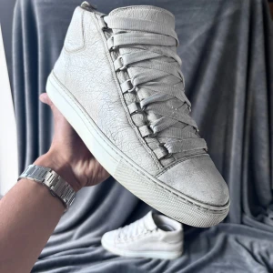 Balenciaga arena skor - Balenciaga arena skor | originalstorlek 41, men passar mer 43, de sitter väldigt stort, fråga om innermått vid osäkerhet | ingår: endast skorna | fraktar spårbart eller möts upp i Täby