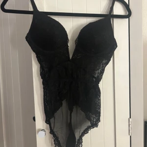 Svart spetsbody  - Säljer denna svarta spetstopp från h&m. Storlek 36, använd fåtal gånger!🩷