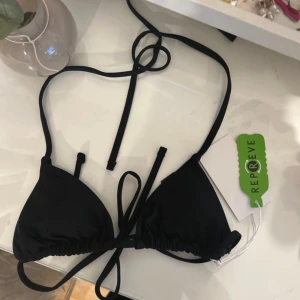 Svart triangelbikini med knyt - Helt ny. 