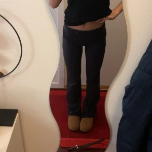 mörkgråa yogapants - säljer ett par mörkgråa yogabyxor ifrån gina tricot i storlek S, så snygga!! 🥰🥰