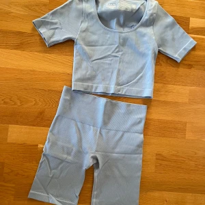 Ljusblå ribbad croppad topp och shorts Primark - Settet är i stretchigt material och passar perfekt till träning eller chill.
