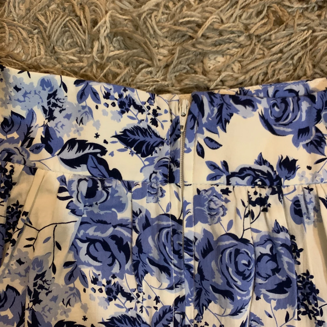 Vit och blå blommig kjol med dragkedja - 1