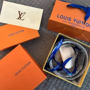 Svart Louis Vuitton skärp i skinn - Exklusivt svart bälte från Louis Vuitton i äkta skinn med ikoniskt LV-spänne i svart metall. Bältet har en stilren och modern look, perfekt för dig som vill ha en lyxig accessoar med tydlig logga. Levereras med originalbox och dustbag.