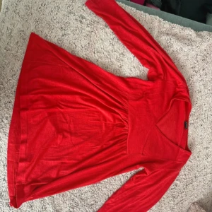 Röd blus  - En blus som är i bra skick, den passar för storlek S men eventuellt M 
