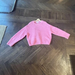 Rosa stickad tröja med loose fit - Supermysig rosa stickad tröja med rund hals och långa ärmar. Tröjan har en loose passform och ribbade muddar vid ärmslut och nederkant. Tröjan är stickad i ull och alpacka. Om nån önskar fler bilder så löser jag de!❤️priset kan diskuteras!