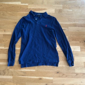 Marinblå långärmad pikétröja Polo Ralph Lauren - Snygg marinblå långärmad pikétröja från Polo Ralph Lauren || köpt på pondus || nypris 1400kr | extremt snygg och passar till allt || svarar i mina dm’s snabbt så fråga på om du har någon fundering😊