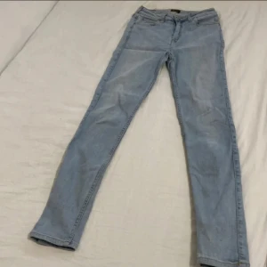 Ljusblå skinny jeans från Ace - Säljer ett par ljusblå skinny jeans från Ace med klassisk femficksdesign och dragkedja. Jeansen har smal passform och är tillverkade i mjukt denimtyg som sitter snyggt. Perfekta för dig som gillar en clean och enkel look.