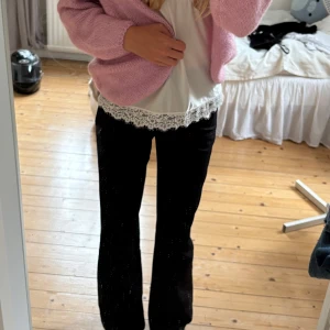 Svarta kostymbyxor från Bik Bok - Snygga svarta kostymbyxor från Bik Bok med bootcut. Storlek 34, mycket fint skick💕