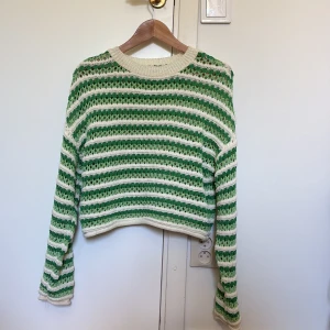 Grön randig tröja - Croppad och virkad tröja från Pull and Bear. Tråden är knuten på baksidan på ett ställe, men som man kan se på sista bilden så syns inte detta på utsidan!