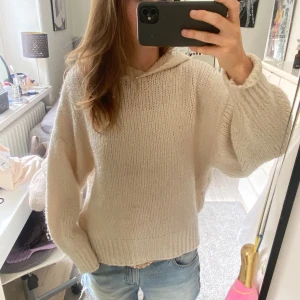 Beige stickad hoodie med huva - Älskar 