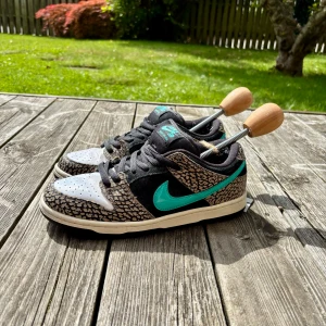 Nike SB Dunk Low - Säljer mina riktigt snygga dunks, de är väldigt unika och är perfekt till alla årstider! Strl är 42,5. Skicket är dunder! Hör av er vid frågor