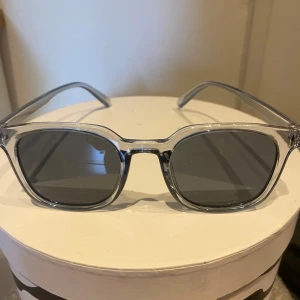 Transparenta solglasögon med gråa glas - Snygga solglasögon. Köpta på nätet och använd endast en gång. Perfekt för sommaren om ni vill ha en clean look.