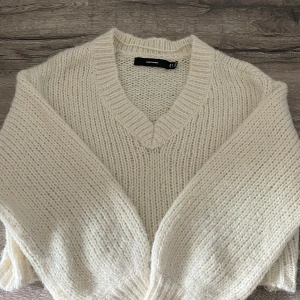Långärmade tröjor och Sweaters  - Säljer en stickad tröja från vero Moda med storlek s. En ljusgrå sweater från H&M med storlek L och en tunn långärmad tröja från lager 157 i storlek M. Säljer allt för 100kr.