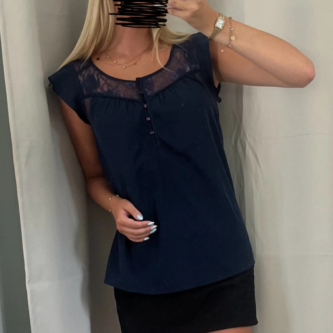 Mörkblå blus med spets och knappar - 1