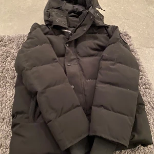  Canada Goose jacka  - Säljer min canada goose jacka då jag har fått en ny. Jackan är helt perfekt till vintern o kalla tider då den är varma o bekväm jackan kommer i mycket bra skick. Kom gärna med bud
