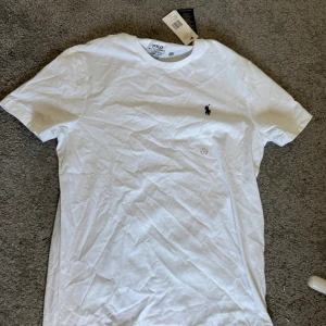 Ralph Lauren T shirts - Säljer Ralph Lauren t shirts i vit, blå, svart. Helt nya med tags. 250kr för en, 450kr för två, 550 för alla tre. (Endast {180kr} per tisha om du köper alla tre!