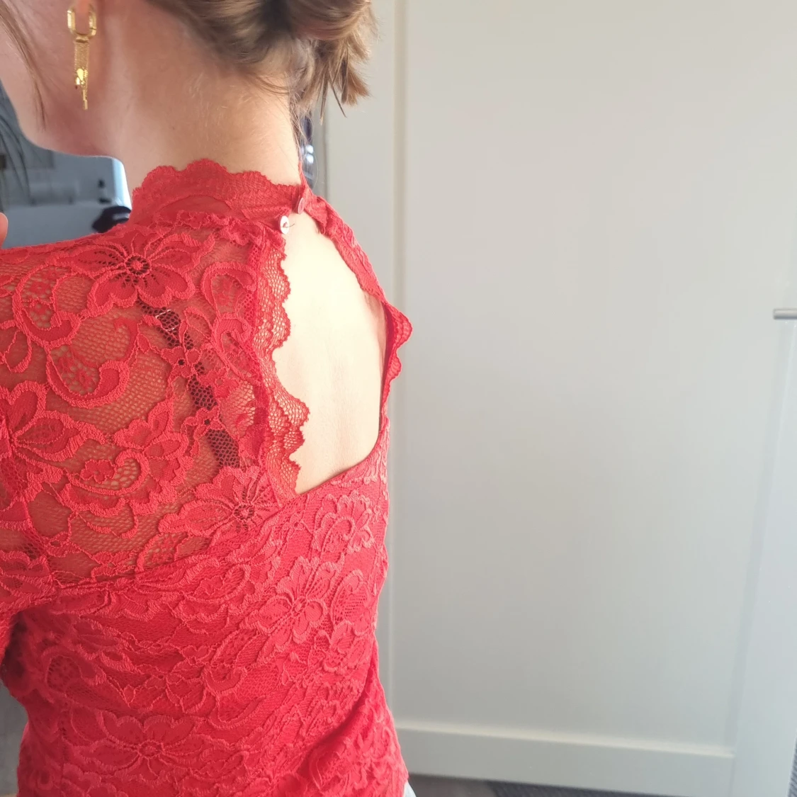 Röd spetsblus med öppen rygg - 2