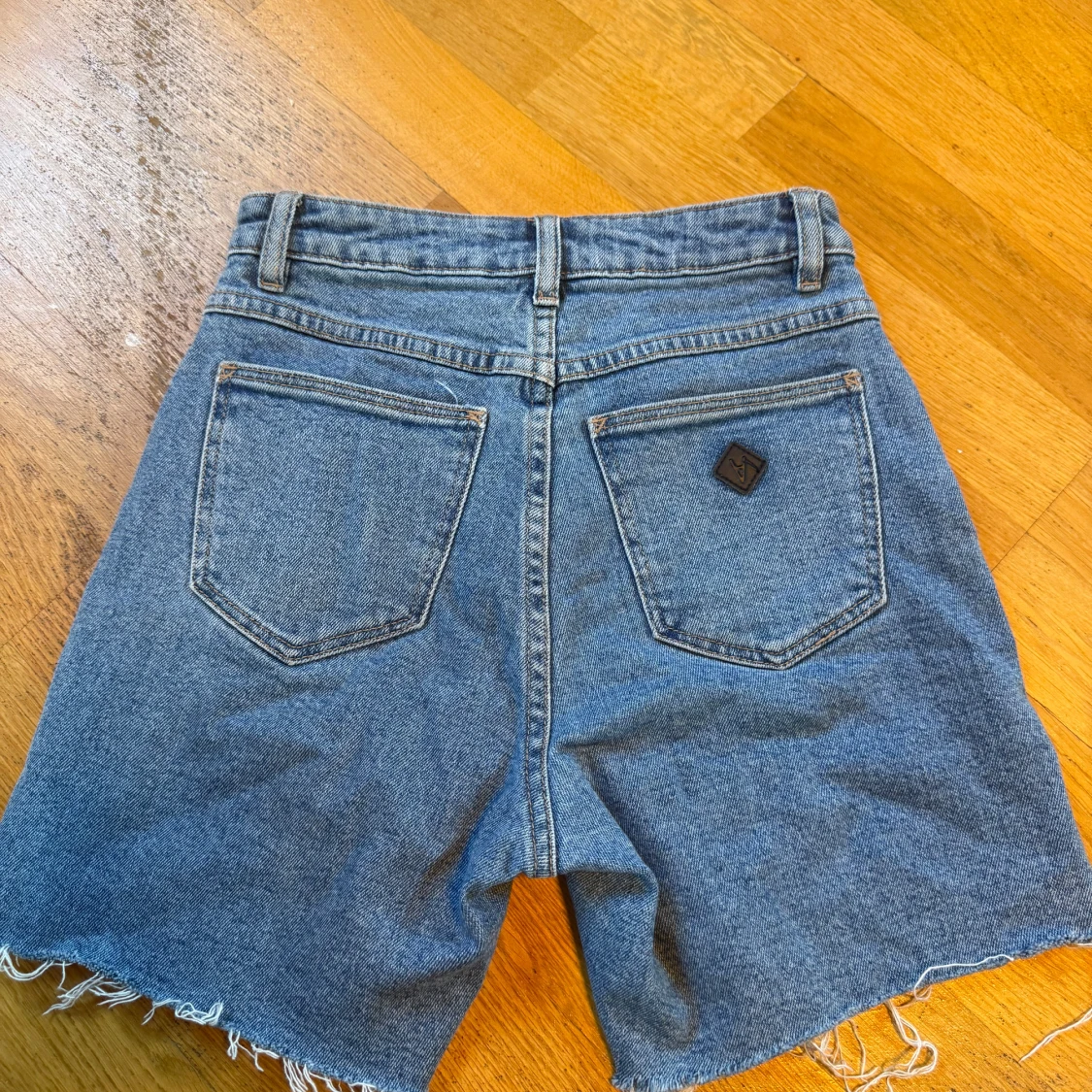 Högmidjade jeansshorts med rå kant - 1
