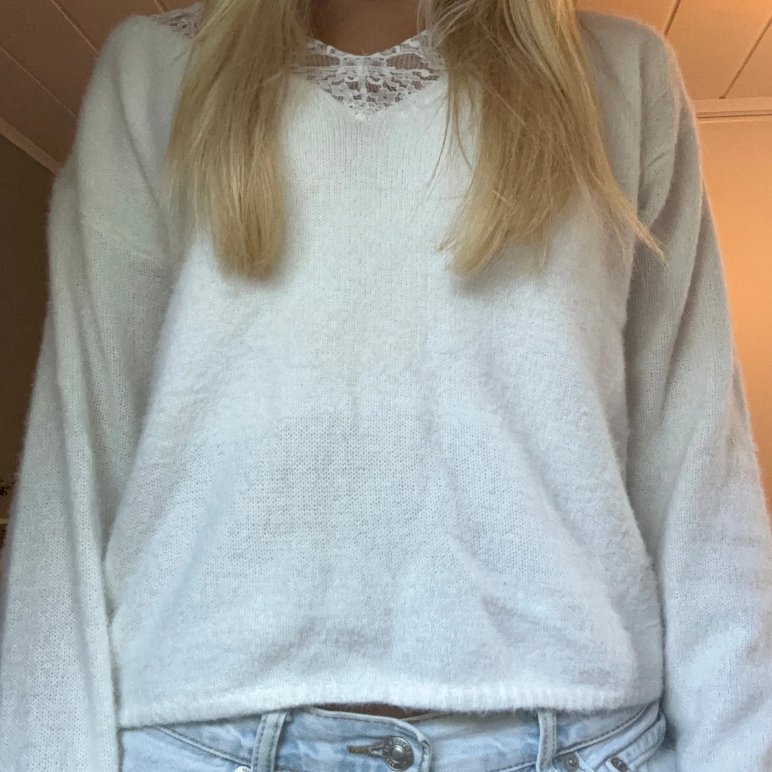 Vit stickad tröja med v-ringning