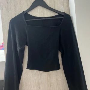 Svart croppad långärmad topp - En aldrig använd tröja. Väldigt skön. Armarna är oversized så länge ’toppen’ är tajt 