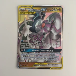 Arceus & Dialga & Palkia GX TAG TEAM - Cool Pokémon GX-kort med Arceus, Dialga och Palkia i ett episkt team! Perfekt för samlare och spelare som vill boosta sin lek med kraftfulla attacker och snygg design. Ett måste för alla Pokémon-fans! Kortet är i riktigt fint skick då jag hade gett det en 8.8/10, Ifall ni har några frågor är det bara att höra av er, ifall ni är intresserade av pokemon kort kolla gärna mer på min profil!