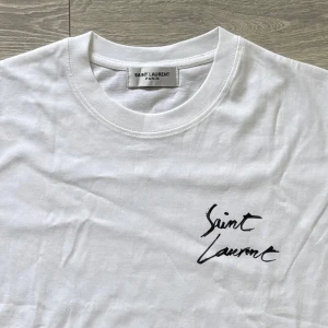 Saint Laurent t-shirt - Ny och Oanvänd vit t-shirt från Saint Laurent med logotyp-tryck både fram och bak. Perfekt för dig som vill ha en snygg look! Kom med frågor!😁