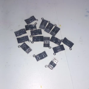 Silvriga berlocker i sedelform - Coola silvriga berlocker formade som sedlar med '100' ingraverat. Perfekta att använda till armband, halsband eller örhängen för en unik och edgy stil. Små öglor gör dem enkla att fästa på smycken. Säljs i flera exemplar.