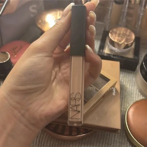 NARS Radiant Creamy Concealer - Superpopulär concealer från NARS i en ljus beige nyans. Kommer i en stilren, fyrkantig tub med svart lock och genomskinlig kropp så du ser färgen. Perfekt för att täcka mörka ringar och ojämnheter med en krämig formula. Som ny  Kommer med originalförpackning 🧾 Kvitto finns om du vill se 💬 Skriv för mer info eller fler bilder! 