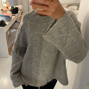 Grå stickad tröja  - Säljer denna stickade tröja som är i gint skick. Skriv för fler bilder eller andra frågor💞