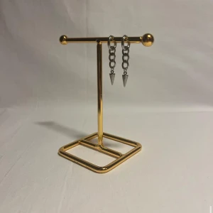 Silvriga kedjeörhängen med spetsdetalj - Coola örhängen i silverfärg med kedjor och spetsiga hängen. Ger en edgy vibe och passar perfekt om du gillar statement-accessoarer. Snygga att matcha med streetwear eller rockiga outfits.