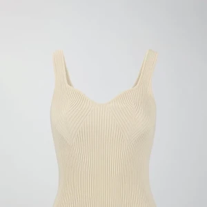 Ribbad beige linnetopp med breda axelband - Säljer en ribbad beige linnetopp med breda axelband och snygg v-ringning. Toppen är figurnära och har en stilren, enkel design som passar perfekt till jeans eller kjol. Materialet är stretchigt och bekvämt, vilket gör den lätt att bära hela dagen. Skriv jättegärna vid frågor, pris kan diskuteras!🤗