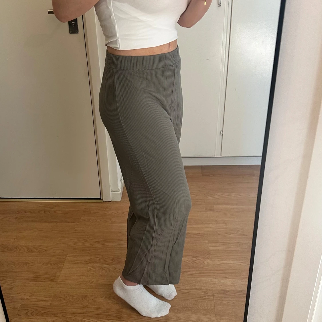 Olivgrön pull-on byxa - 2