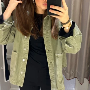 grön jeansjacka från Zara - Säljer min fina jeansjacka från Zara då den tyvärr inte kommer till användning 🐳 Den är knappt använd, tveka inte att höra av er vid fler frågor 🌸