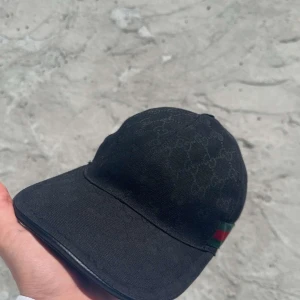 Äkta gucci keps - Äkta Gucci keps, kommer med box dustbag.vid frågor av köp eller pris  vänligen kontakta mig.