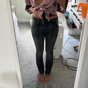 Svart/grå lågmidjade jeans - Säljer mina svart/gråa lågmidjade jeans från weekday pga får ingen användning av dem💕