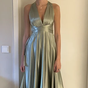Sage green klänning från ivory field - Säljer denna klänning i färgen sage green från ivory field som heter Kylie. (Färgen finns inte på hemsidan men på bild 3 kan du se hur den ser ut på hemsidan fast med annan färg). Jag är 180 och det går ner till marken på mig men släpar inte. Den har bara används en gång men självklart har den tvättats, 2799kr var originalpriset. Hör av dig vid fler frågor!🩷