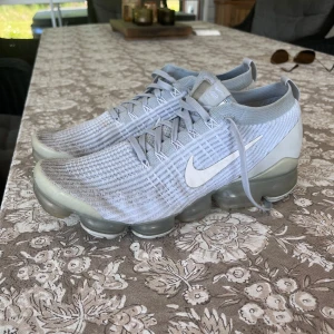 Nike Vapormax - Säljer nu mina gamla vapormax, dom är i storlek 44,5  men passar 44 bäst , köpt för cirka 2300 för några år sedan, säljs för att dom bara ligger i garderoben. Skorna är i använt skick som bilderna visar, men har fortfarande mycket att ge (pris kan diskuteras) skorna går säkert göra rent om man skrubbar lite 