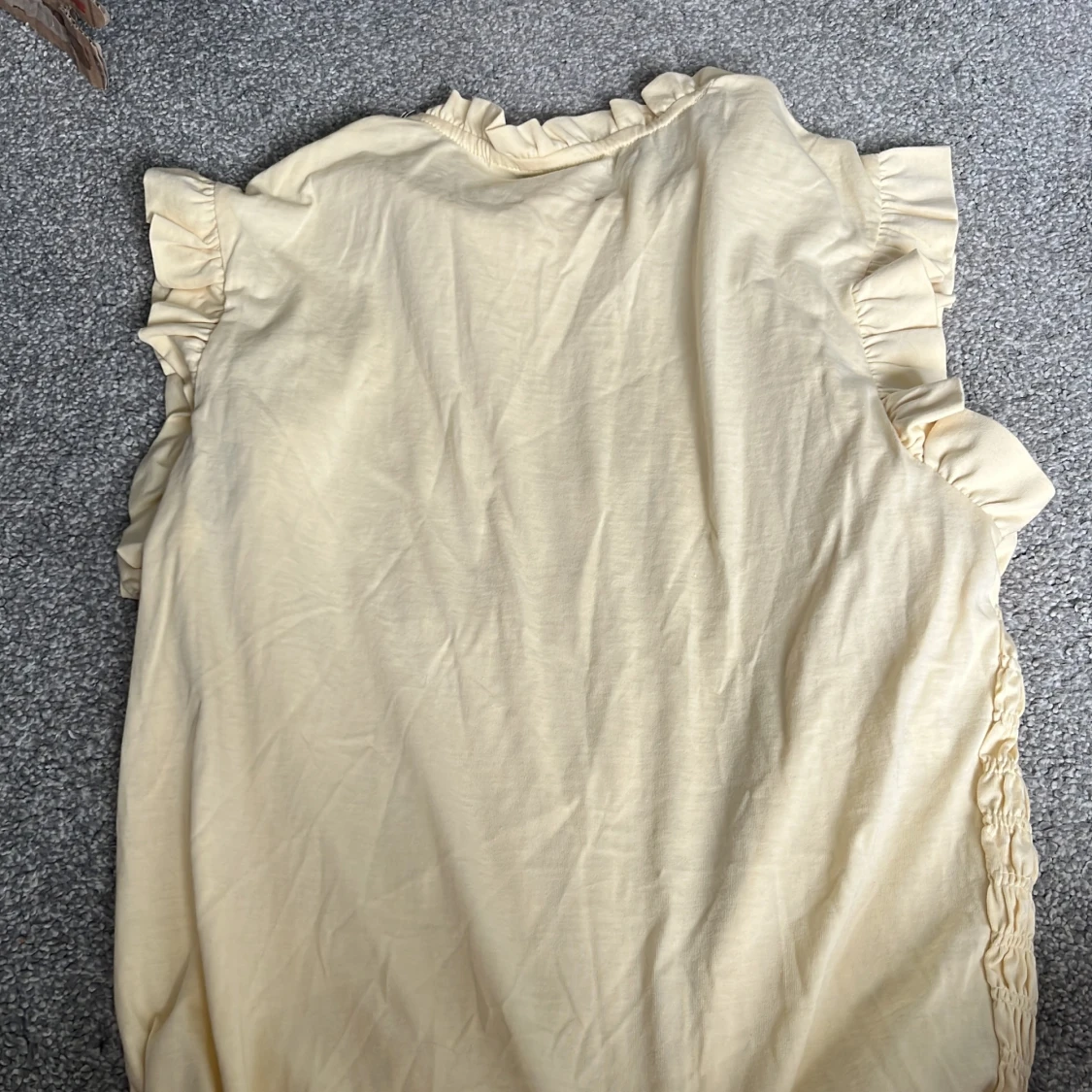 Gul volangtopp med smock - 1