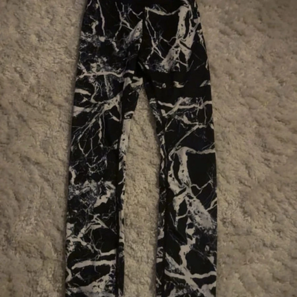 Svarta Stronger leggings med marmorprint - 2
