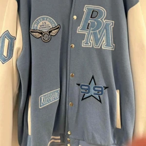 College jacka  - Riktigt fin amerikansk college jacka i nyskick. Endast använd ett fåtal gånger!