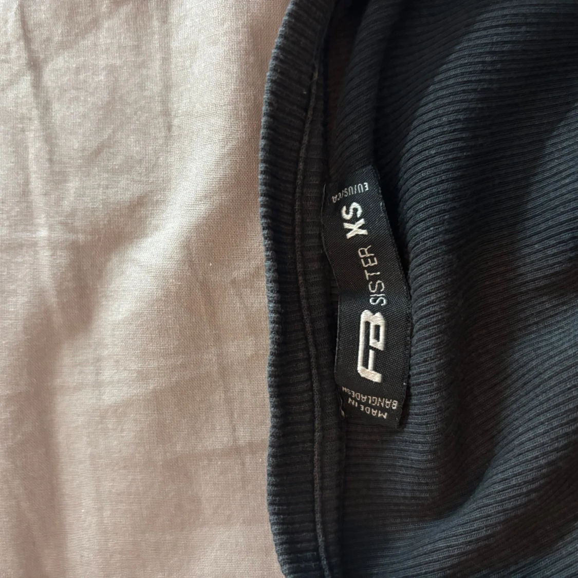 Svart ribbad t-shirt med draktryck - 2