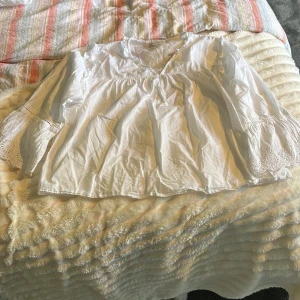 En jätte fin vit blus med blom detaljer - Denna blusen är i jättebra skick och är ifrån Gina tricot 