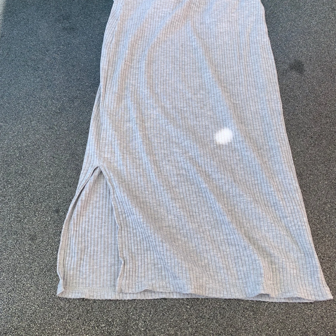 Ljusgrå ribbad långkjol med slits - 1